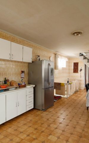 Casa à venda com 321m², 6 quartos e 4 vagas Casa à venda com 321m², 6 quartos e 4 vagasCozinha