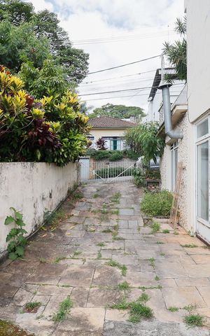 Casa à venda com 321m², 6 quartos e 4 vagas Casa à venda com 321m², 6 quartos e 4 vagasQuintal