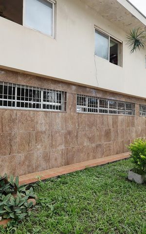 Casa à venda com 321m², 6 quartos e 4 vagas Casa à venda com 321m², 6 quartos e 4 vagasQuintal
