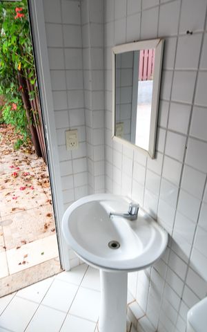 Casa de condomínio para alugar com 340m², 3 quartos e 4 vagasBanheiro de serviço