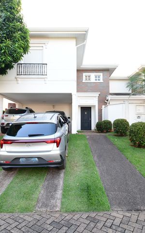 Casa de condomínio para alugar com 340m², 3 quartos e 4 vagasFachada