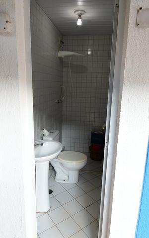 Casa de condomínio para alugar com 340m², 3 quartos e 4 vagasBanheiro de serviço