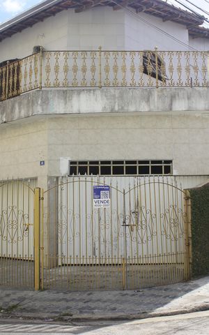 Casa à venda com 247m², 5 quartos e sem vagaFachada do imóvel com placa QuintoAndar