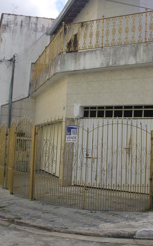 Casa à venda com 247m², 5 quartos e sem vagaFachada do imóvel com placa QuintoAndar