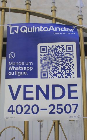 Casa à venda com 247m², 5 quartos e sem vagaFachada do imóvel com placa QuintoAndar