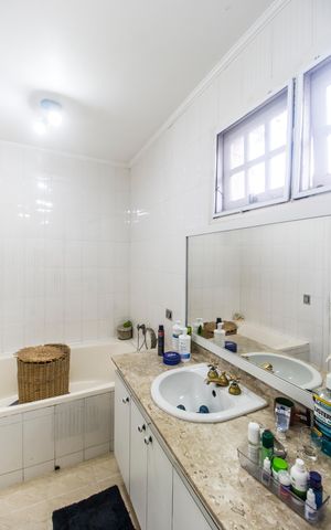 Casa de condomínio à venda com 330m², 4 quartos e 5 vagas Casa de condomínio à venda com 330m², 4 quartos e 5 vagasBanheiro da Suíte
