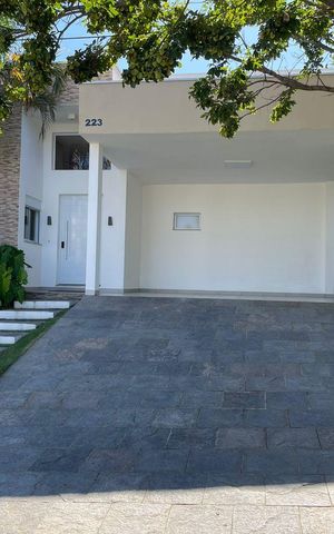 Casa de condomínio à venda com 205m², 3 quartos e 4 vagasFachada