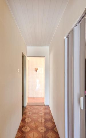 Casa à venda com 200m², 3 quartos e 4 vagas Casa à venda com 200m², 3 quartos e 4 vagascorredor
