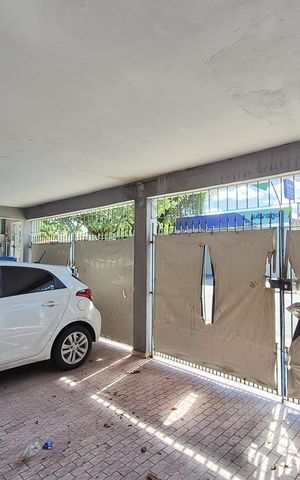 Casa à venda com 200m², 3 quartos e 4 vagas Casa à venda com 200m², 3 quartos e 4 vagasGaragem