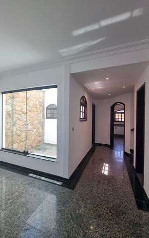 Casa à venda com 219m², 3 quartos e 5 vagasSala