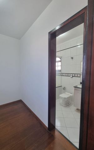 Casa à venda com 219m², 3 quartos e 5 vagasBanheiro