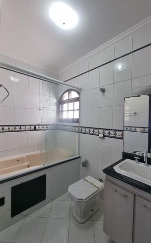 Casa à venda com 219m², 3 quartos e 5 vagasBanheiro