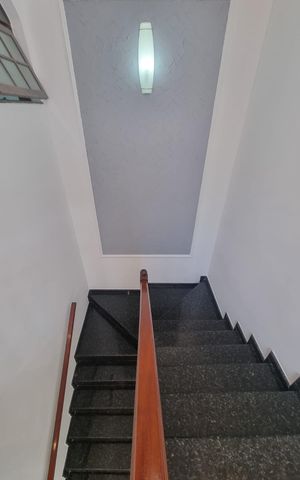 Casa à venda com 219m², 3 quartos e 5 vagasEscada