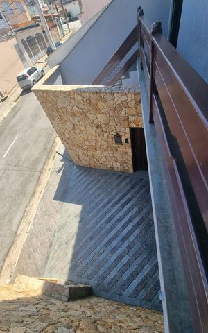 Casa à venda com 219m², 3 quartos e 5 vagasVaranda