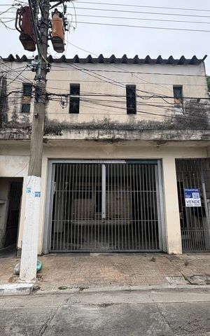 Casa à venda com 270m², 8 quartos e 4 vagas Casa à venda com 270m², 8 quartos e 4 vagasFachada