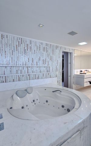 Apartamento à venda com 574m², 4 quartos e 8 vagas Apartamento à venda com 574m², 4 quartos e 8 vagasBanheiro da Suíte 1