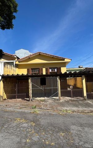 Casa à venda com 250m², 4 quartos e 5 vagas Casa à venda com 250m², 4 quartos e 5 vagasFachada