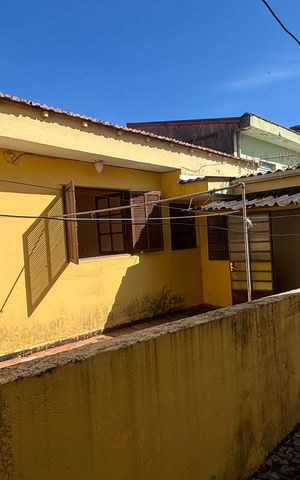 Casa à venda com 250m², 4 quartos e 5 vagas Casa à venda com 250m², 4 quartos e 5 vagasQuintal