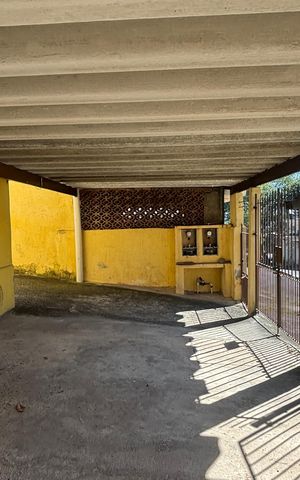 Casa à venda com 250m², 4 quartos e 5 vagas Casa à venda com 250m², 4 quartos e 5 vagasGaragem