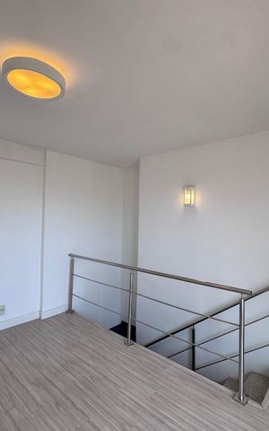 Apartamento à venda com 250m², 4 quartos e 2 vagas Apartamento à venda com 250m², 4 quartos e 2 vagasSala (segundo andar)