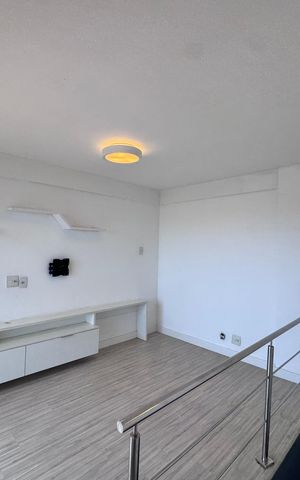 Apartamento à venda com 250m², 4 quartos e 2 vagas Apartamento à venda com 250m², 4 quartos e 2 vagasSala (segundo andar)