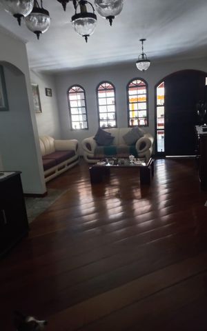 Casa à venda com 350m², 3 quartos e sem vaga Casa à venda com 350m², 3 quartos e sem vagaSala
