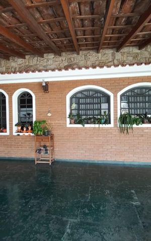 Casa à venda com 350m², 3 quartos e sem vaga Casa à venda com 350m², 3 quartos e sem vagaÁrea externa