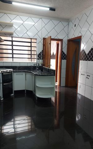 Casa à venda com 185m², 3 quartos e 3 vagas Casa à venda com 185m², 3 quartos e 3 vagasCozinha