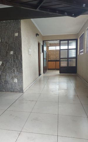 Casa à venda com 185m², 3 quartos e 3 vagas Casa à venda com 185m², 3 quartos e 3 vagasÁrea externa