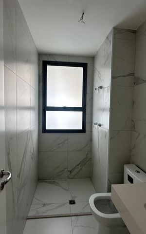 Apartamento à venda com 239m², 3 quartos e 4 vagas Apartamento à venda com 239m², 3 quartos e 4 vagasBanheiro da Suíte 1