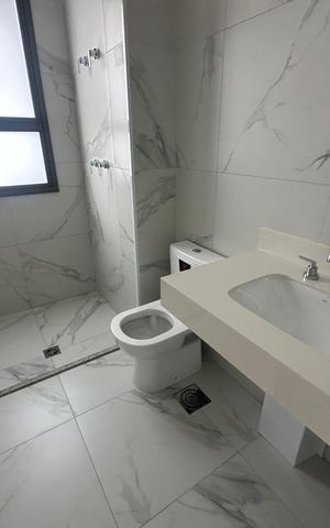 Apartamento à venda com 239m², 3 quartos e 4 vagas Apartamento à venda com 239m², 3 quartos e 4 vagasBanheiro da Suíte 3