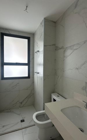 Apartamento à venda com 239m², 3 quartos e 4 vagas Apartamento à venda com 239m², 3 quartos e 4 vagasBanheiro da Suíte 1