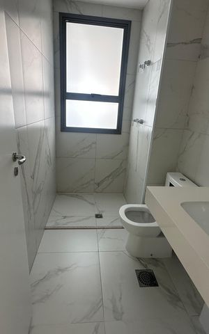 Apartamento à venda com 239m², 3 quartos e 4 vagas Apartamento à venda com 239m², 3 quartos e 4 vagasBanheiro da Suíte 1