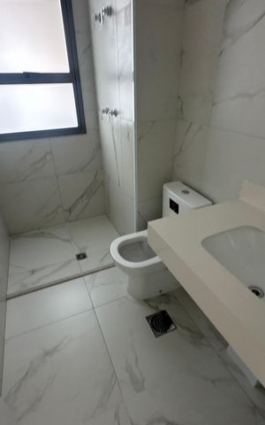Apartamento à venda com 239m², 3 quartos e 4 vagas Apartamento à venda com 239m², 3 quartos e 4 vagasBanheiro da Suíte 1