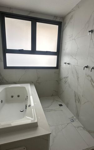 Apartamento à venda com 239m², 3 quartos e 4 vagas Apartamento à venda com 239m², 3 quartos e 4 vagasBanheiro da Suíte 1