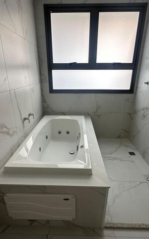 Apartamento à venda com 239m², 3 quartos e 4 vagas Apartamento à venda com 239m², 3 quartos e 4 vagasBanheiro da Suíte 1
