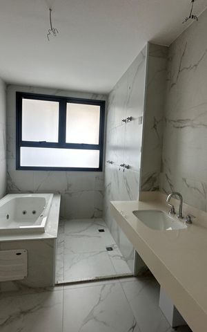 Apartamento à venda com 239m², 3 quartos e 4 vagas Apartamento à venda com 239m², 3 quartos e 4 vagasBanheiro da Suíte 1