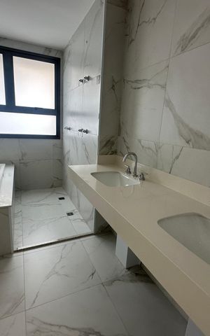 Apartamento à venda com 239m², 3 quartos e 4 vagas Apartamento à venda com 239m², 3 quartos e 4 vagasBanheiro da Suíte 1