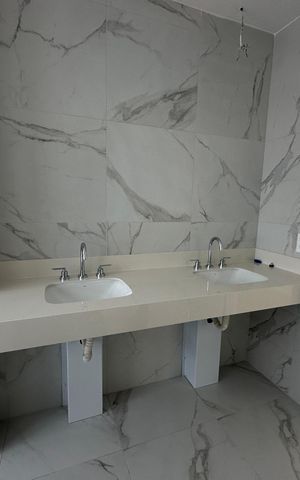 Apartamento à venda com 239m², 3 quartos e 4 vagas Apartamento à venda com 239m², 3 quartos e 4 vagasBanheiro da Suíte 1