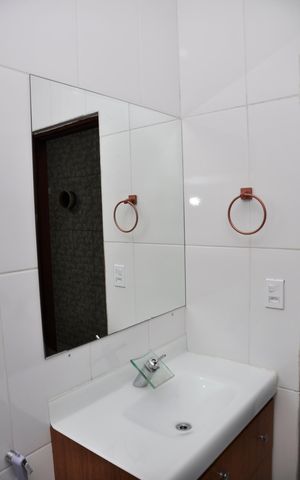 Casa à venda com 120m², 2 quartos e 2 vagas Casa à venda com 120m², 2 quartos e 2 vagasDetalhe - Banheiro Social