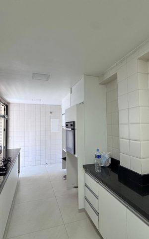 Apartamento à venda com 240m², 3 quartos e 3 vagasCozinha e Área de Serviço
