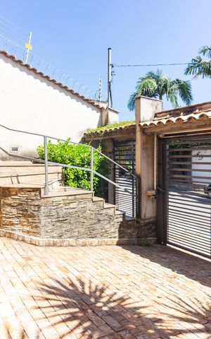 Casa à venda com 280m², 5 quartos e 4 vagas Casa à venda com 280m², 5 quartos e 4 vagasGaragem