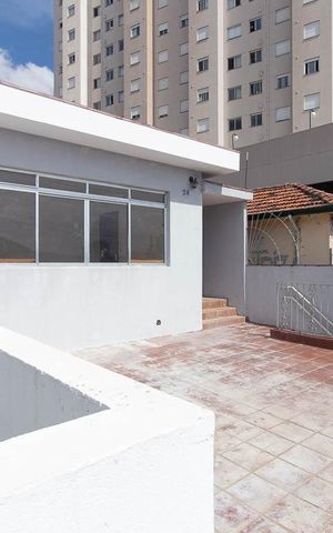 Casa à venda com 300m², 5 quartos e 2 vagas Casa à venda com 300m², 5 quartos e 2 vagasVaranda