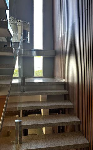 Casa de condomínio para alugar com 260m², 4 quartos e 3 vagasEscada