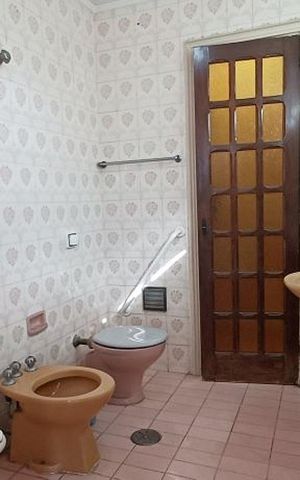 Casa à venda com 193m², 3 quartos e 2 vagasBanheiro