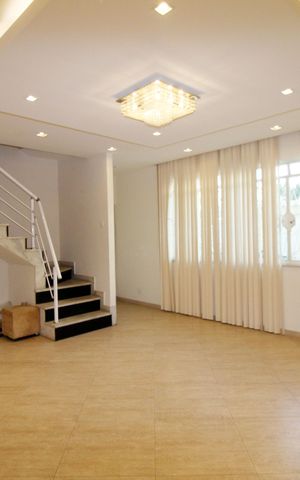 Casa à venda com 247m², 4 quartos e 5 vagasSala