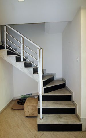 Casa à venda com 247m², 4 quartos e 5 vagasSala - Escada