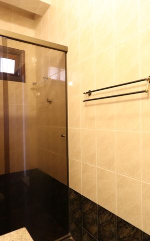 Casa à venda com 340m², 3 quartos e 4 vagasBanheiro da Suíte 1