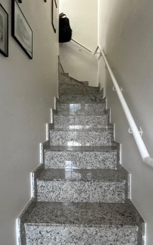 Casa de condomínio à venda com 118m², 3 quartos e 2 vagas Casa de condomínio à venda com 118m², 3 quartos e 2 vagasEscada