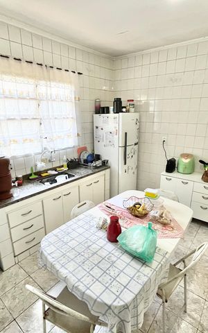 Casa à venda com 350m², 3 quartos e 2 vagas Casa à venda com 350m², 3 quartos e 2 vagasCozinha